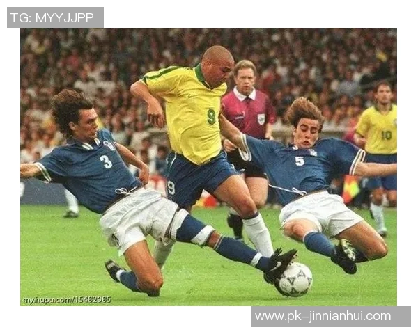 白发球星闪耀绿茵场 传奇风采再现足坛激情时刻